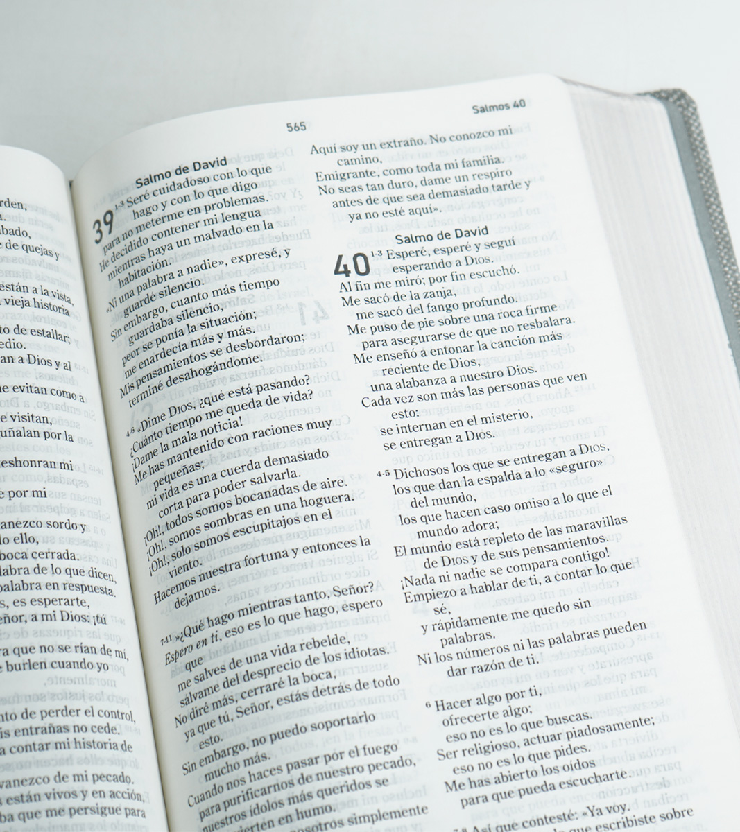 Biblia El Mensaje - Tapa Dura Gris - Image 3