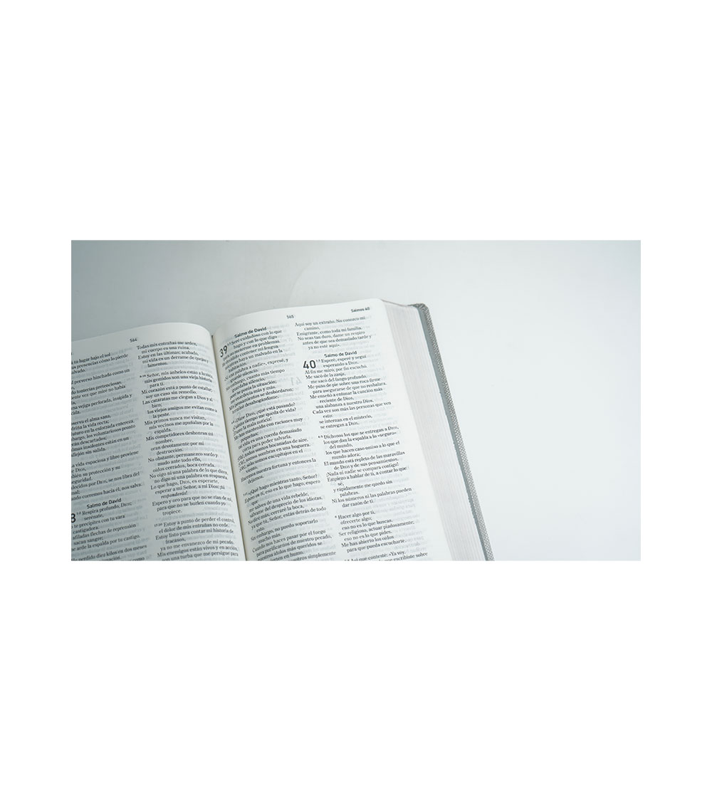 Biblia El Mensaje - Tapa Dura Gris - Image 3