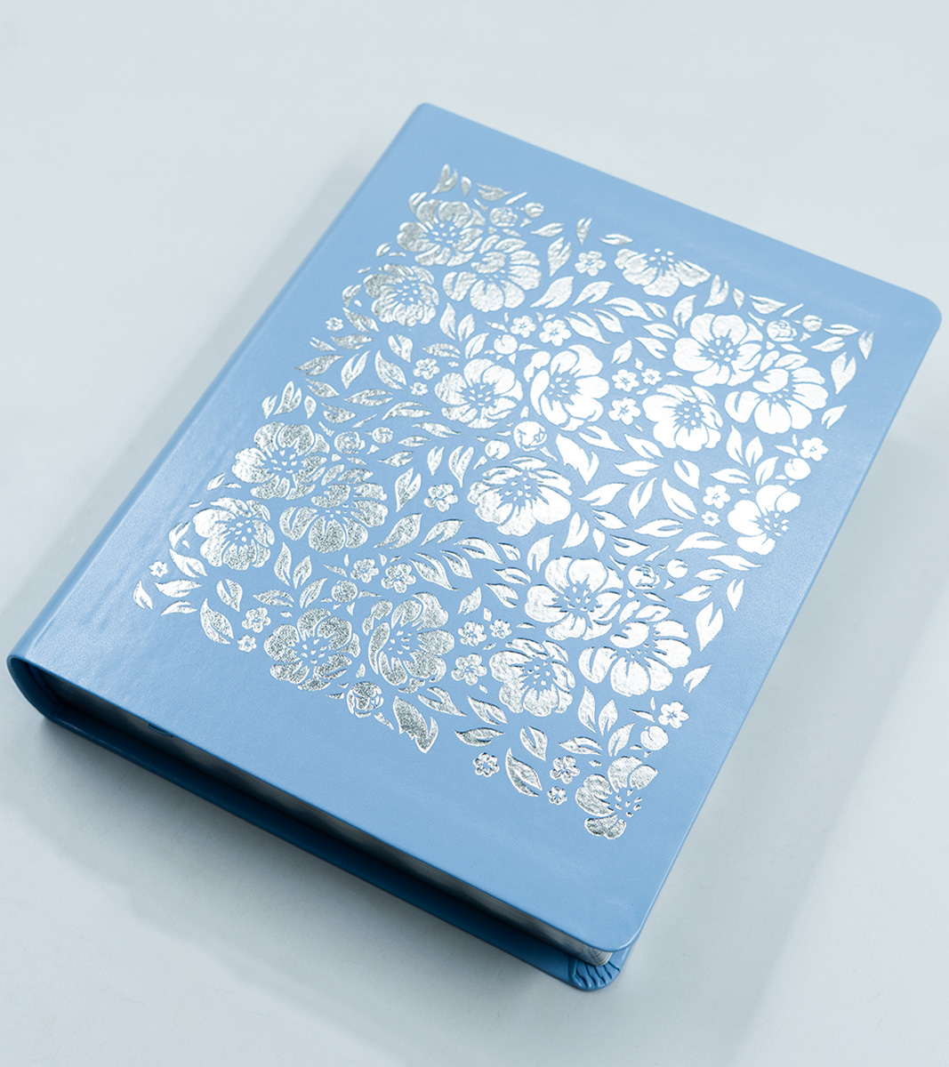 Santa Biblia De Apuntes NTV – Imitacion Piel Celeste Flores - Filament - Image 3